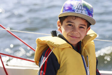 Lächelnder Junge auf Boot - JOHF04786
