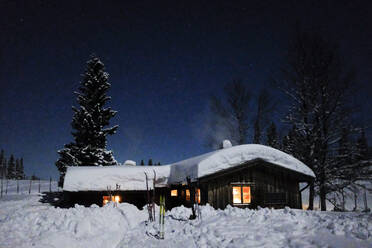 Holzhaus im Winter - JOHF04816