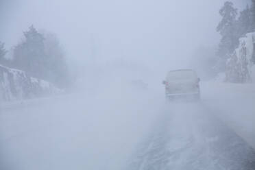 Auto auf winterlicher Straße - JOHF04845