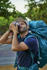 Backpacker beim Fotografieren - VEGF01006