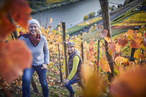 Porträt von zwei reifen Frauen in einem Weinberg, lizenzfreies Stockfoto