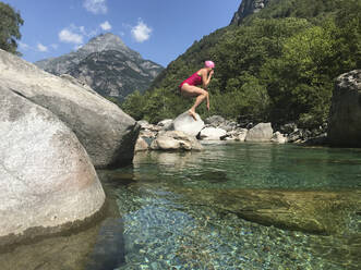 Sprung einer Frau ins erfrischende Wasser eines Bergflusses - GWF06332