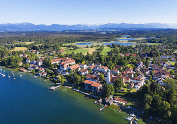 Deutschland, Bayern, Seeshaupt, Luftaufnahme der Stadt am See mit Bergen im Hintergrund - SIEF09363