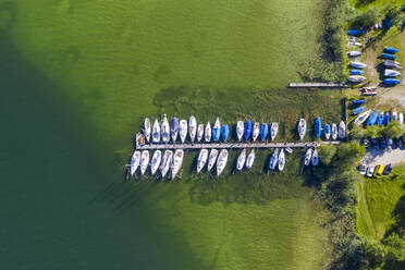 Deutschland, Bayern, Seeshaupt, Luftaufnahme von Booten, die am Steg am grünen Ufer des Starnberger Sees vertäut sind - SIEF09364
