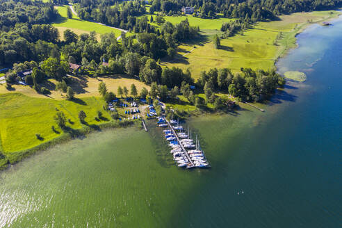 Deutschland, Bayern, Seeshaupt, Luftaufnahme von Booten, die am Steg am grünen Ufer des Starnberger Sees vertäut sind - SIEF09365