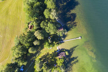 Deutschland, Bayern, Bernried am Starnberger See, Luftaufnahme eines Stegs am grünen Ufer des Starnberger Sees - SIEF09367