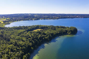 Deutschland, Bayern, Luftaufnahme des grün bewaldeten Ufers des Starnberger Sees - SIEF09368