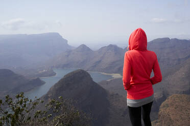 Eine Frau steht auf einer Anhöhe und genießt die schöne Landschaft unter sich, Blyde River Canyon, Südafrika. - VEGF01062