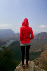 Frau steht auf einem Felsen und genießt die schöne Landschaft unter sich, Blyde River Canyon, Südafrika. - VEGF01063