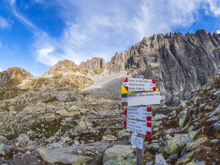 Wegweiser auf der Cima d'Asta, Fleimser Alpen, Trentino, Italien - LAF02446