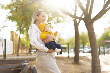 Glückliche Mutter mit ihrem kleinen Jungen in einem Park - ERRF02274