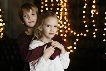 Portrait von Geschwistern zur Weihnachtszeit - EYAF00735
