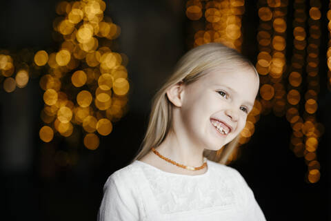 Porträt eines glücklichen blonden Mädchens zur Weihnachtszeit, lizenzfreies Stockfoto