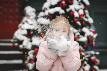 Kleines Mädchen beim Schneeräumen - EYAF00740