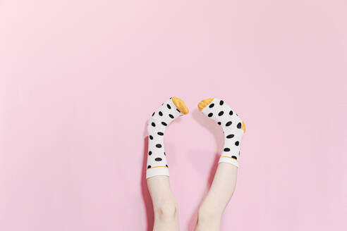 Beine eines Mädchens mit gepunkteten Socken - ERRF02291
