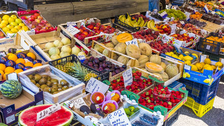 Obstverkaufsstand auf dem Markt, Sirmione, Gardasee, Italien - MHF00519