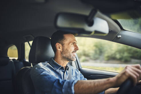 Handsome man driving a car - BSZF01553