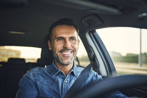 Handsome man driving a car - BSZF01555