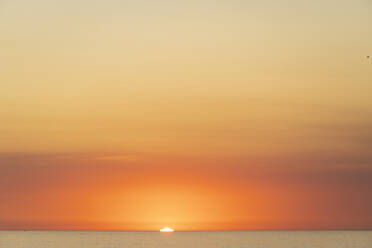 USA, Kalifornien, Los Angeles, Stimmungsvoller orangefarbener Himmel über dem Pazifischen Ozean bei Sonnenuntergang - SEEF00062