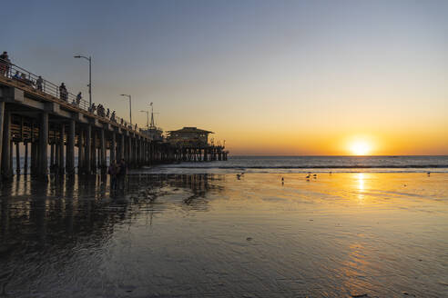 USA, Kalifornien, Santa Monica, Santa Monica Pier bei Sonnenuntergang - SEEF00075