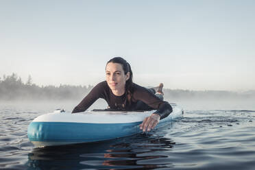 Frau auf aufblasbarem SUP-Paddleboard auf dem Kirchsee, Bad Tölz, Bayern, Deutschland - WFF00205