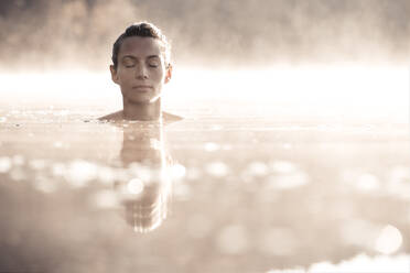 Frau badet in einem See im Morgennebel - WFF00212