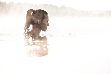 Frau badet in einem See im Morgennebel - WFF00213