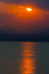 Italien, Provinz Verona, Lazise, Gardasee bei feurig rotem Sonnenuntergang - MHF00522