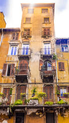 Italien, Provinz Verona, Verona, Fenster und Balkone eines alten Wohngebäudes - MHF00523