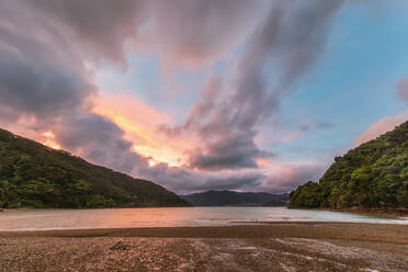 Neuseeland, Marlborough Region, Wolken über Nikau Cove und Kenepuru Sound bei stimmungsvoller Morgendämmerung - FOF11352