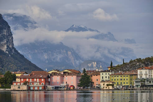 Italien, Trentino, Nago-Torbole, Küstenstadt am Ufer des Gardasees mit Bergen im Hintergrund - MRF02305