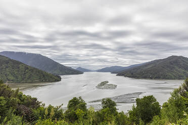 Neuseeland, Marlborough Region, Havelock, Wolken über Pelorus Sound vom Aussichtspunkt Cullen Point aus gesehen - FOF11353