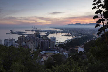 Spanien, Provinz Malaga, Malaga, Blick von oben auf die Küstenstadt in der Abenddämmerung - FCF01840