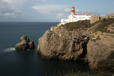 Portugal, Bezirk Faro, Lagos, Leuchtturm am Rande der Küstenklippe - FCF01844