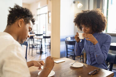 Studenten trinken Kaffee in einem Café - FBAF01043