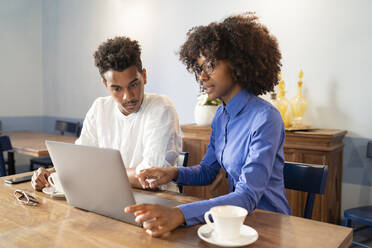 Studenten besprechen ein Projekt in einem Cafe - FBAF01045