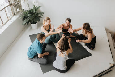 Freunde machen High Five im Yogastudio - ISF23195