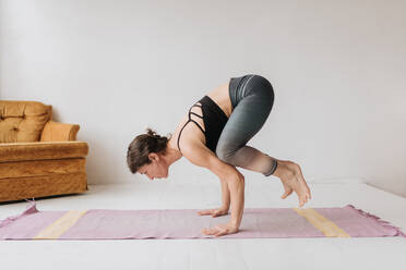 Frau übt Yoga im Studio - ISF23203