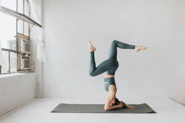 Frau übt Yoga im Studio - ISF23208