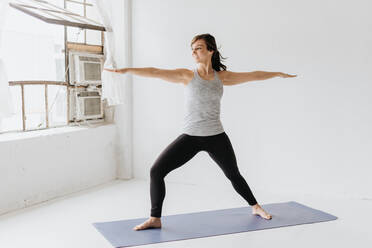 Frau übt Yoga im Studio - ISF23215