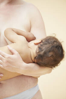 Nacktes Baby saugt an der Brust der nackten Mutter - ISF23230