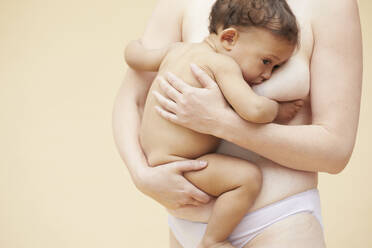 Nacktes Baby saugt an der Brust der nackten Mutter - ISF23232