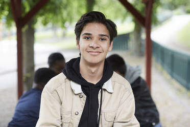 Porträt eines lächelnden jungen Mannes im Park - MASF15115