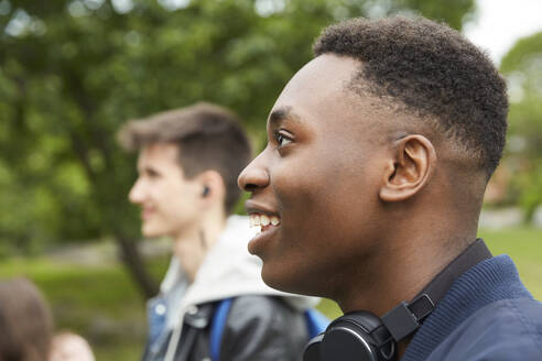 Lächelnder Teenager, der wegschaut - MASF15131