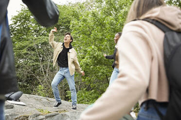 Teenager, die ihre Freunde beim Tanzen im Park beobachten - MASF15132