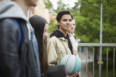 Porträt eines jungen Mannes, der mit seinen Freunden spazieren geht - MASF15149