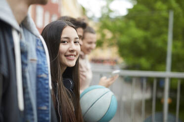 Porträt eines lächelnden Teenagers, der mit Freunden spazieren geht - MASF15150