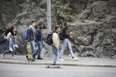 Freunde in voller Länge beim Abhängen in der Stadt - MASF15165