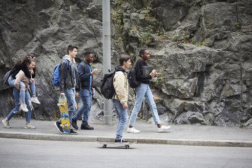 Freunde in voller Länge beim Abhängen in der Stadt - MASF15165