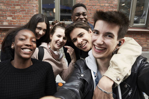 Glückliche Freunde nehmen Selfie beim Abhängen in der Stadt - MASF15167